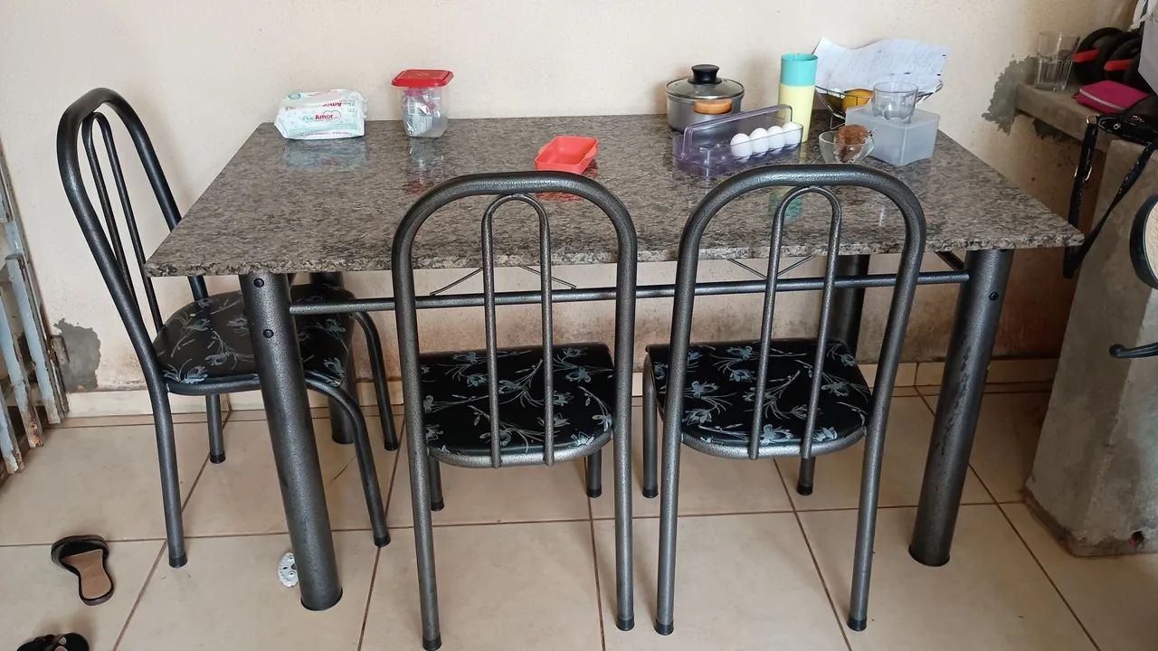 Mesa com 6 cadeiras 