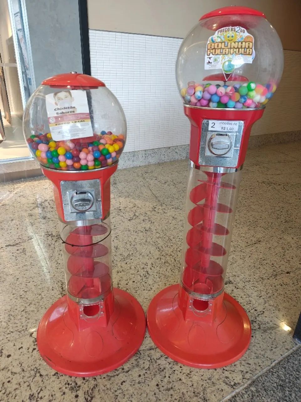 Máquina de bolinhas pula pula e de chicletes.