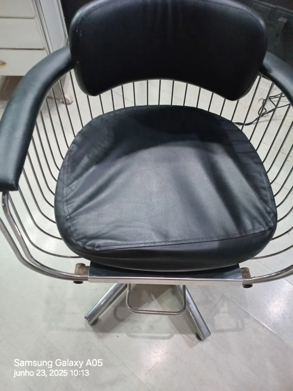 Cadeira Vintage com Estrutura Metálica