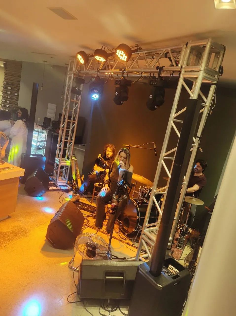 Aluguel/locação de som, iluminação, palco, karaokê e dj.  - Foto 4