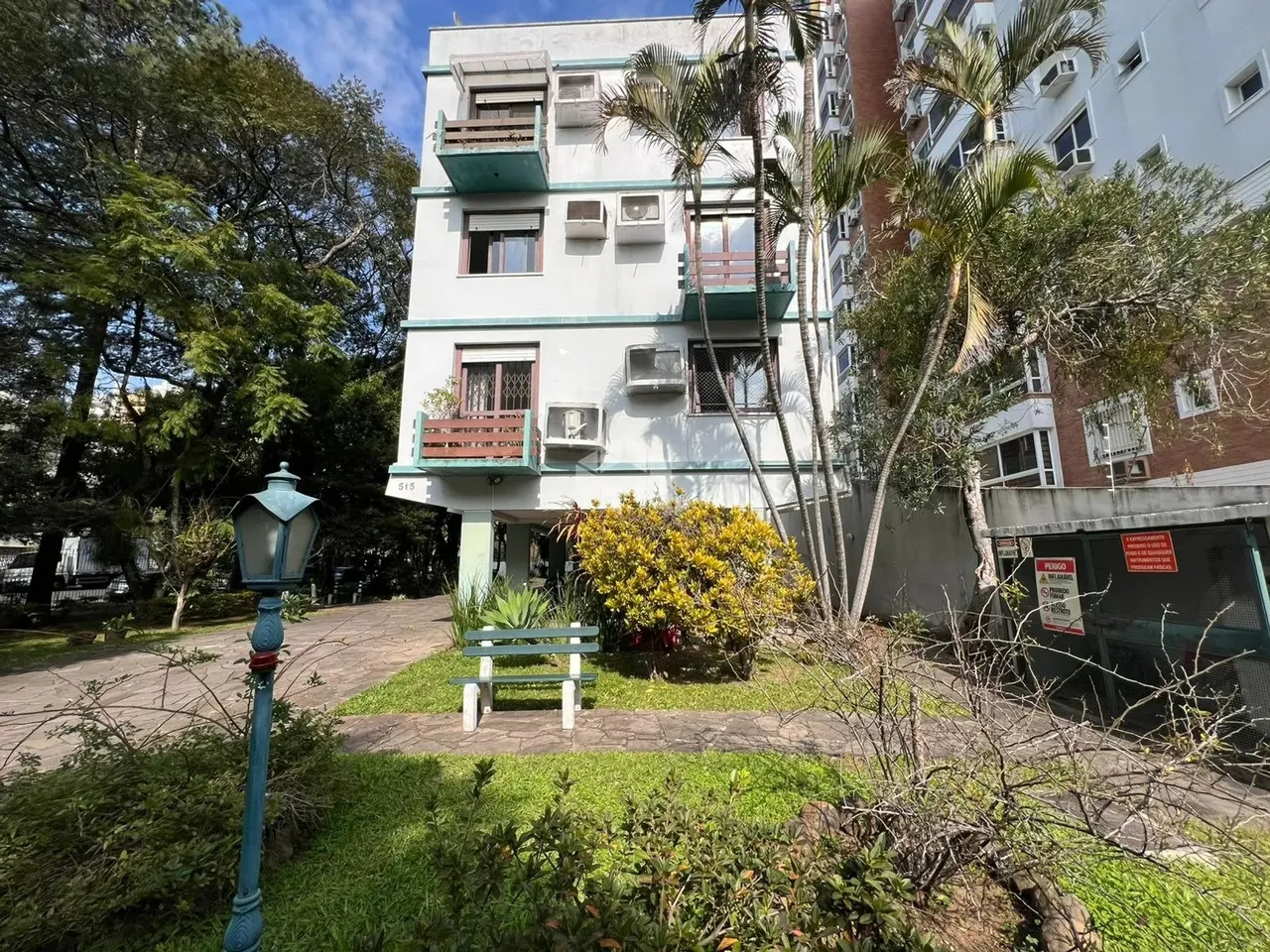 Apartamento de 2 dormitórios, 60mts, com vaga, sacada, no bairro Menino Deus