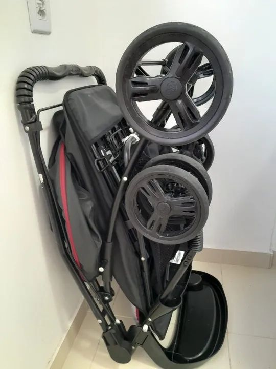 Carro de Bebê Dobrável Preto em Perfeito Estado de Conservação