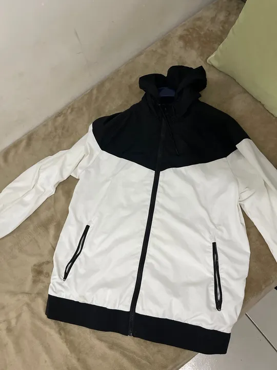 Corta-vento Renner  ( Branco & Preto )