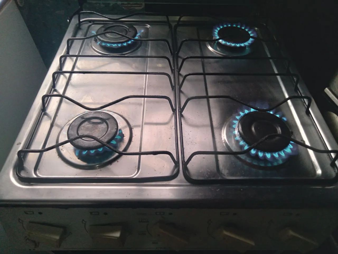 Fogao atlas 4 bcs  acande no eletrico forno bom funcikna tudo entrego com tx do frete - Foto 3