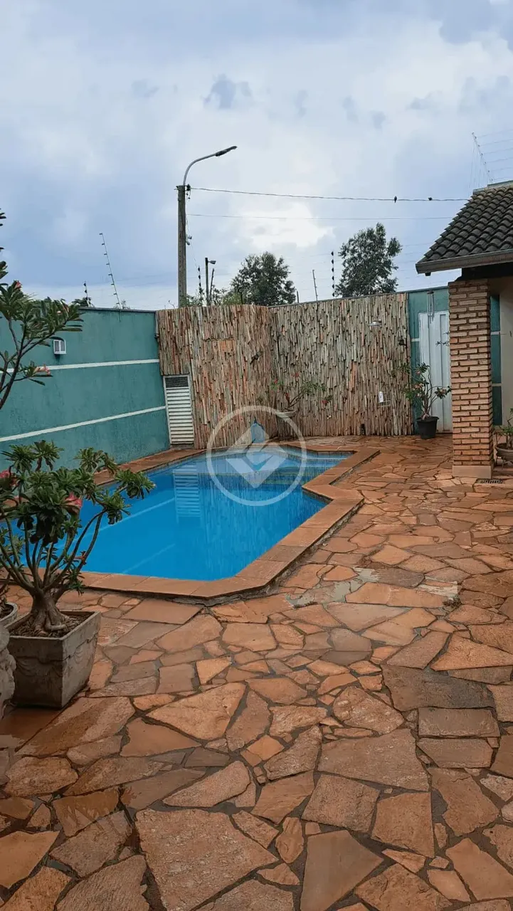 Casa à venda com três dormitorios sendo um suite em condominio fechado, Varzea Grande MT,