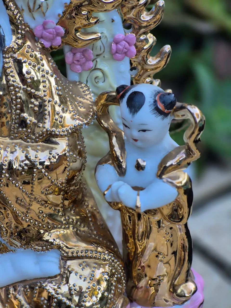 Linda e grande peça  antiga em porcelana kuanin  pintada a mão  - Foto 4