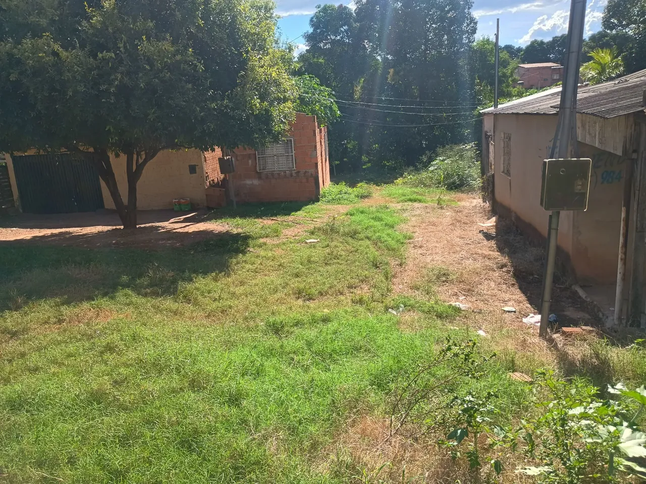 Troco por carro lote 10x30 no figueirinha com duas peças quase pronta