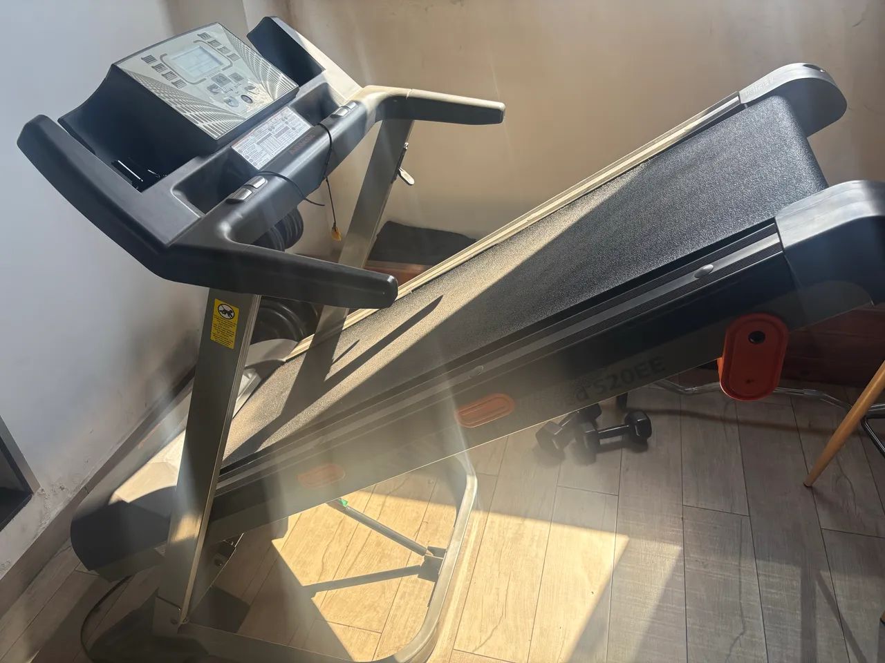 Esteira profissional com elevação Athetic advanced 520EE - Foto 2