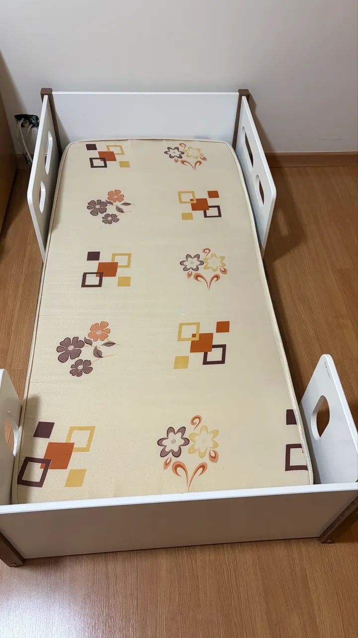 Cama Infantil de Madeira Branca com Grades + Colchão - Foto 3