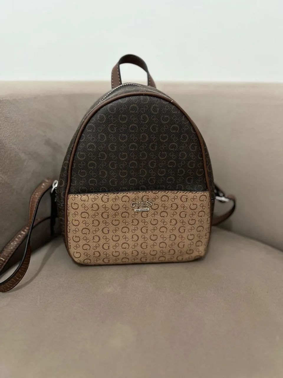 Mochila Guess Monograma Marrom - Foto 4