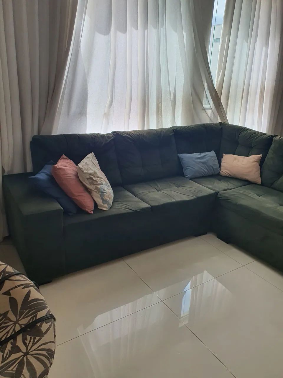 Lindo e grande sofá de veludo 