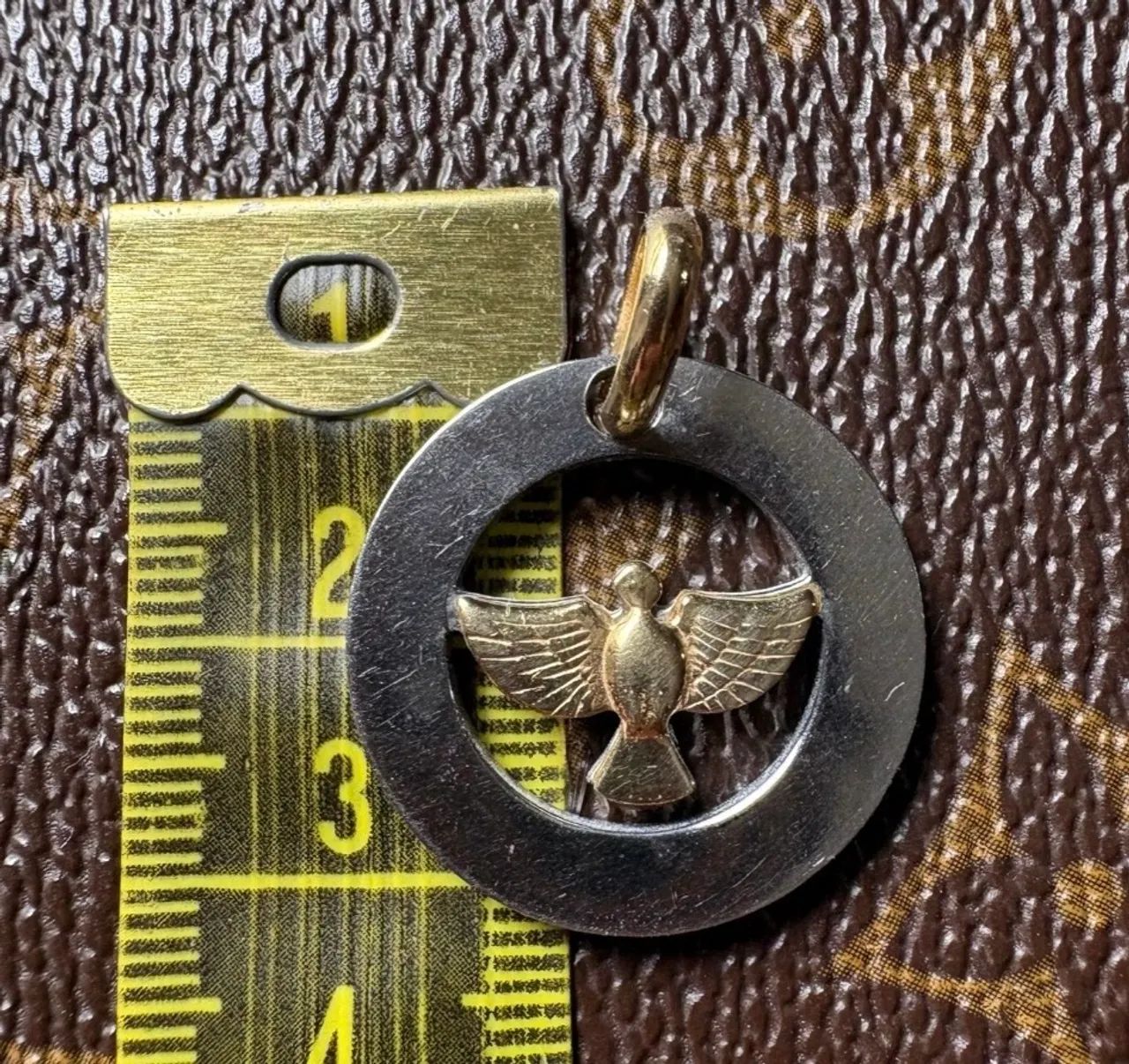 Pingente divino Espírito Santo  grande , em ouro 18k e aço 