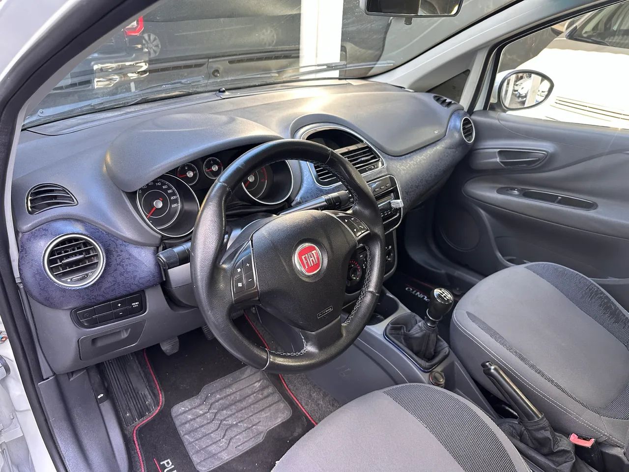 Fiat Punto Attractive 1.4 Fire Flex 8V 5P 2013 - Foto 3