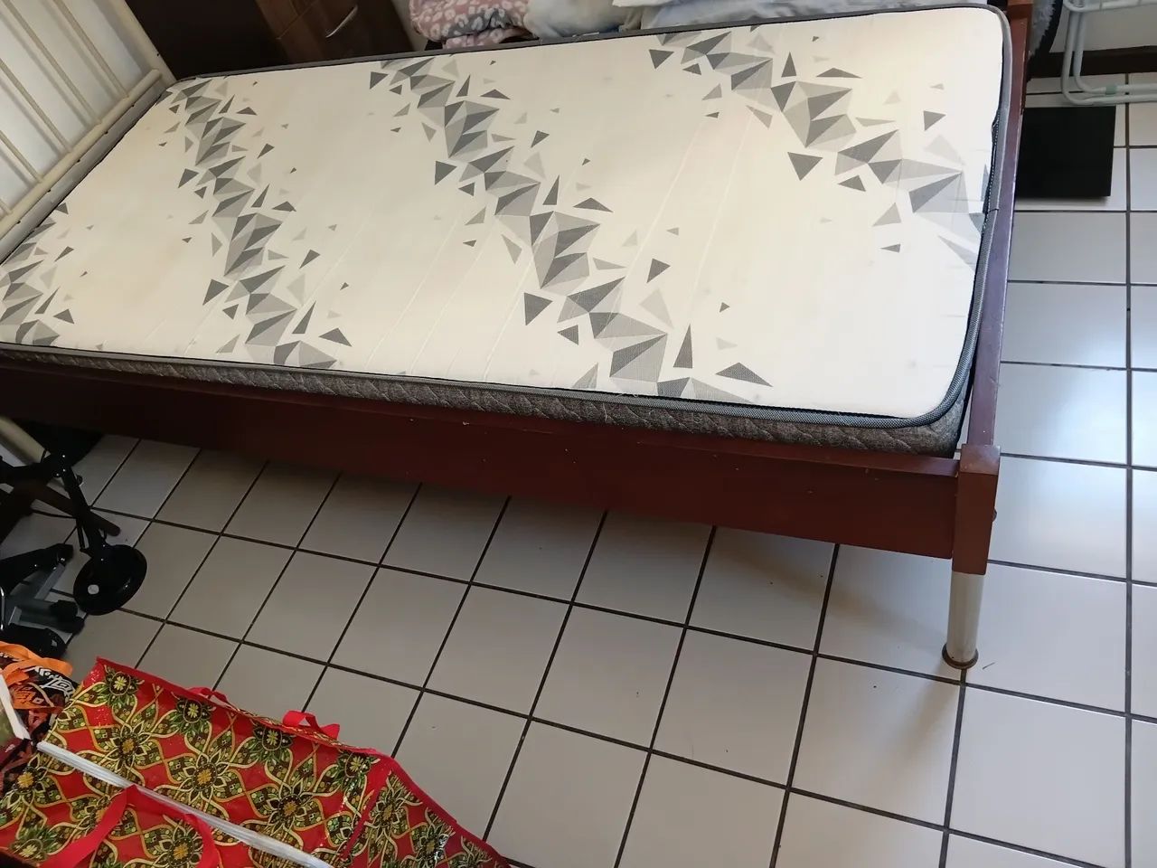 Cama de solteiro em bom estado, com colchão  com pouco uso - Foto 3