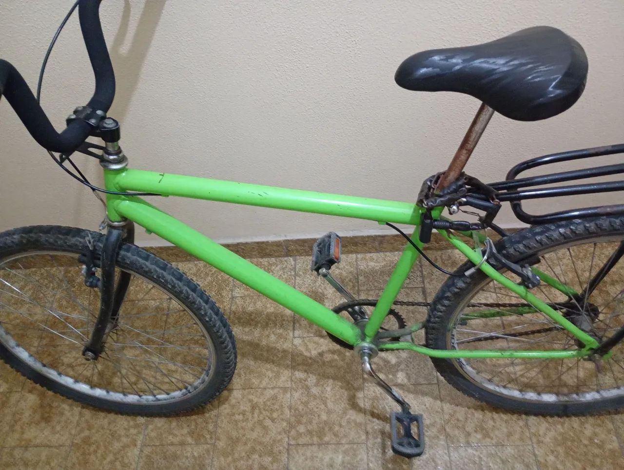 Bicicleta Verde com Bagageiro - Ideal para o Dia a Dia e Passeios  - Foto 3