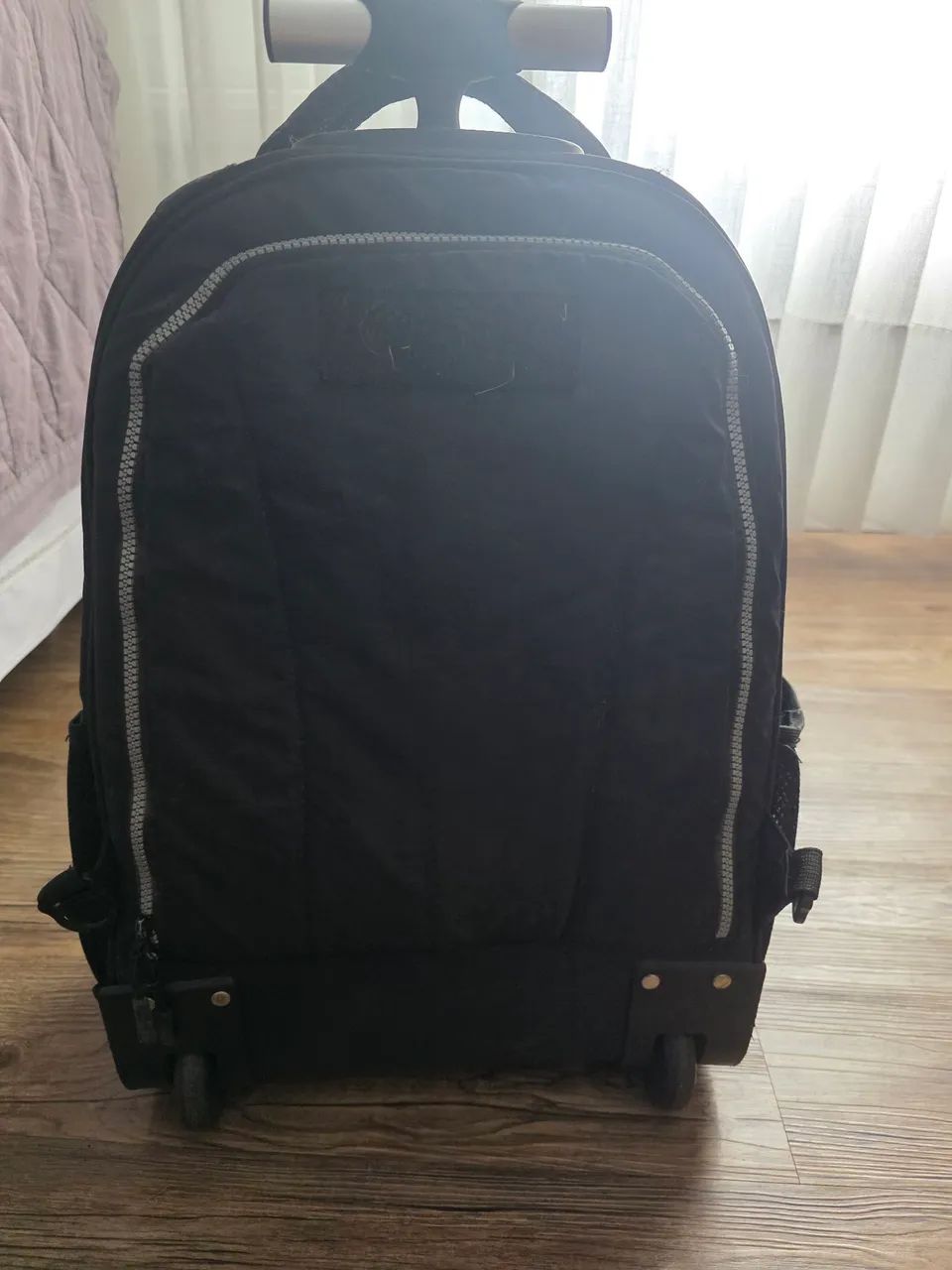 Mochila de rodinhas - Muito bem conservada  - Foto 2