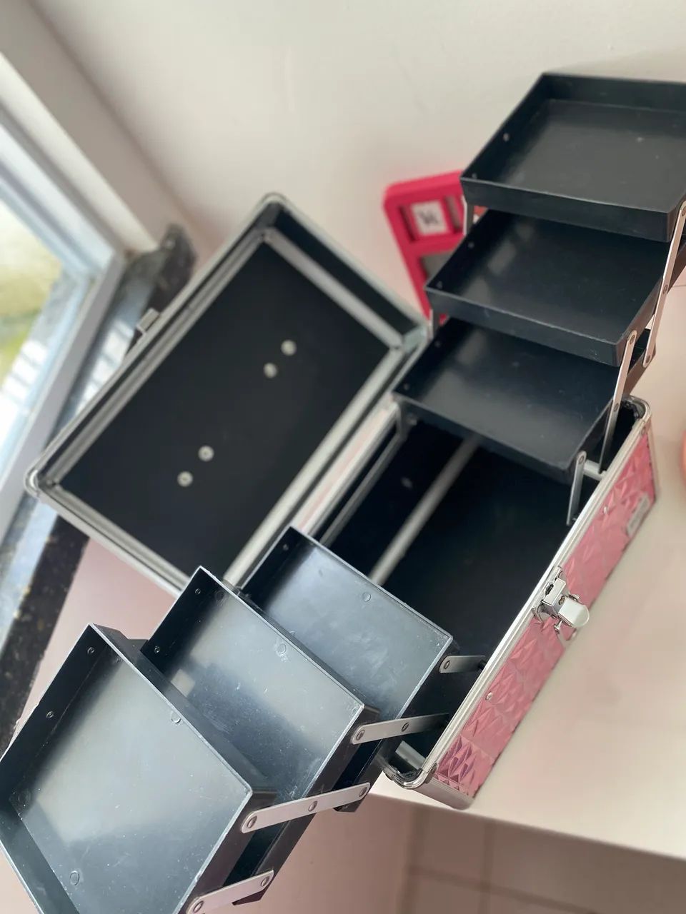 Vendo maleta de maquiagem semi nova - Foto 3