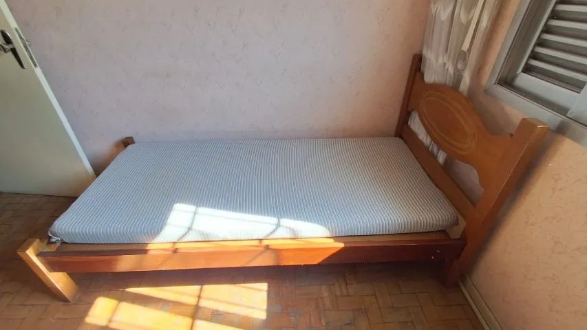 Cama de Solteiro em Mogno maciço com colchão usado - Foto 4