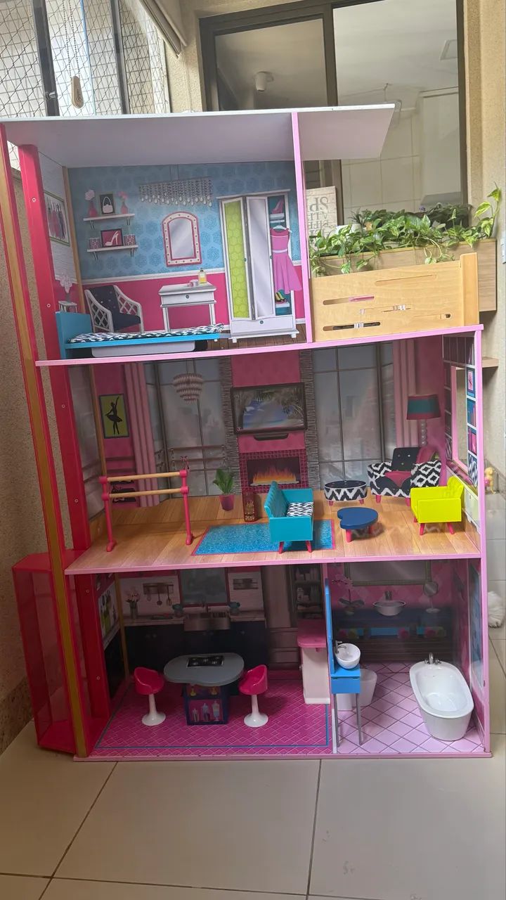 Casa de boneca de madeira