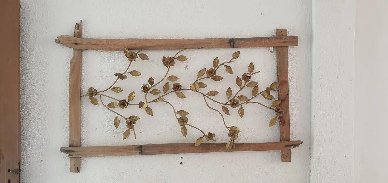 Quadro rustico com arabescos de ferro