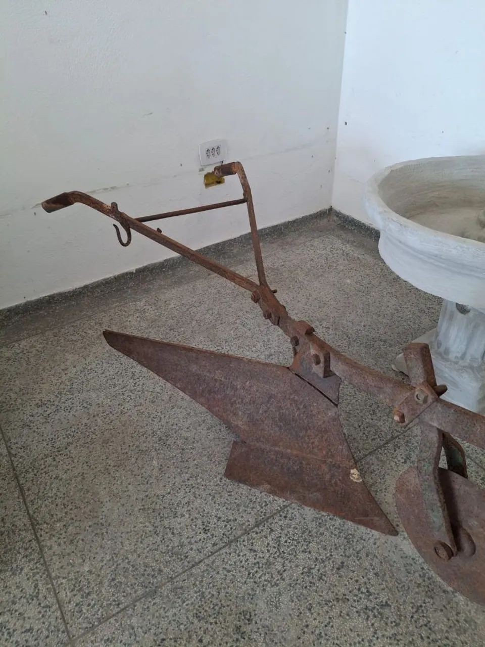 Arado grande antigo de ferro  - Foto 3