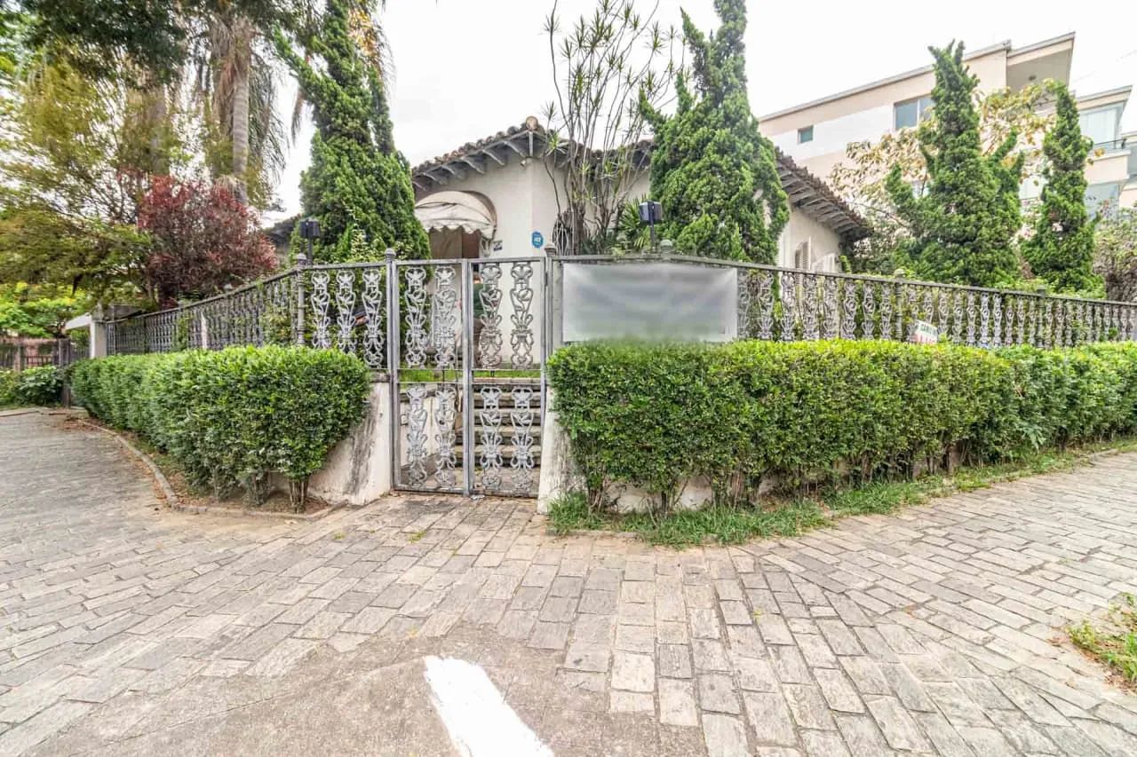 Casa comercial na Rua Safira, 9  323 m²