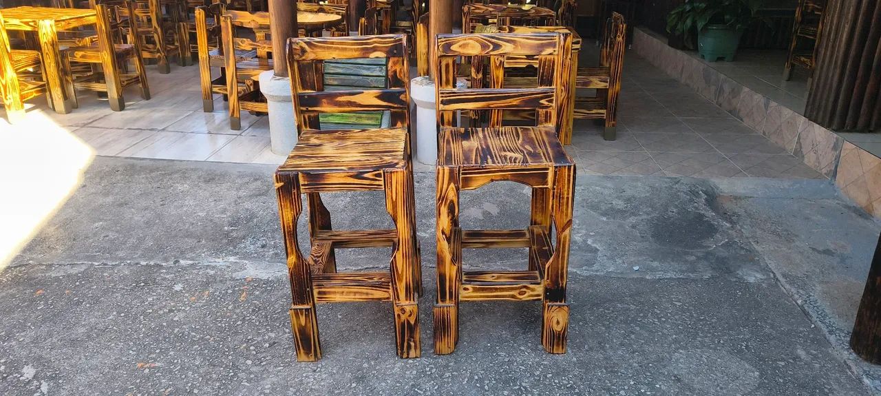 CONJUNTO ADEGA COM BALCAO ACOPLADO E DUAS BANQUETAS RUSTISCAS  - Foto 3