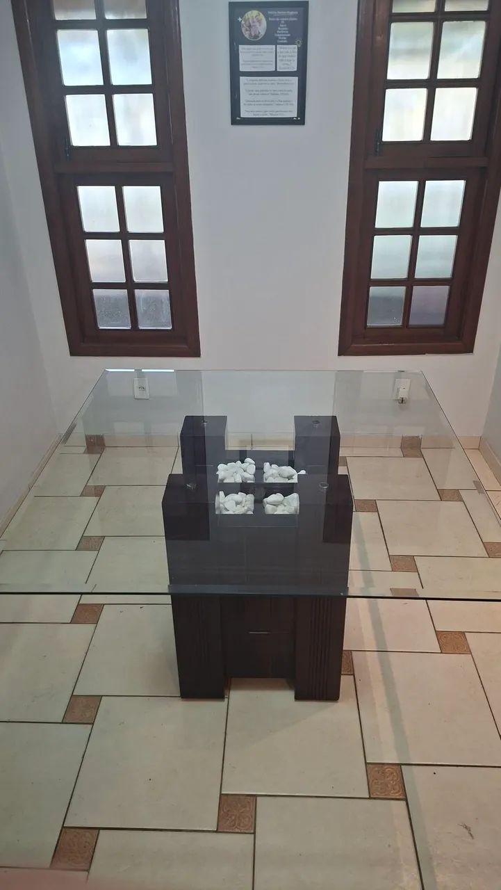 Mesa de Jantar - Vidro e base de madeira