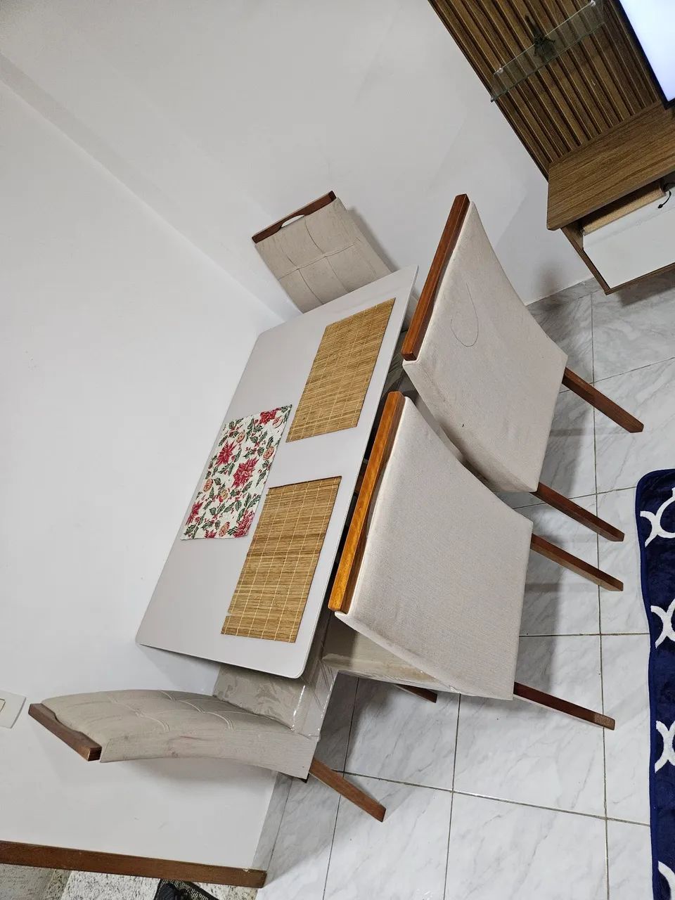 Mesa de vidro leitosa