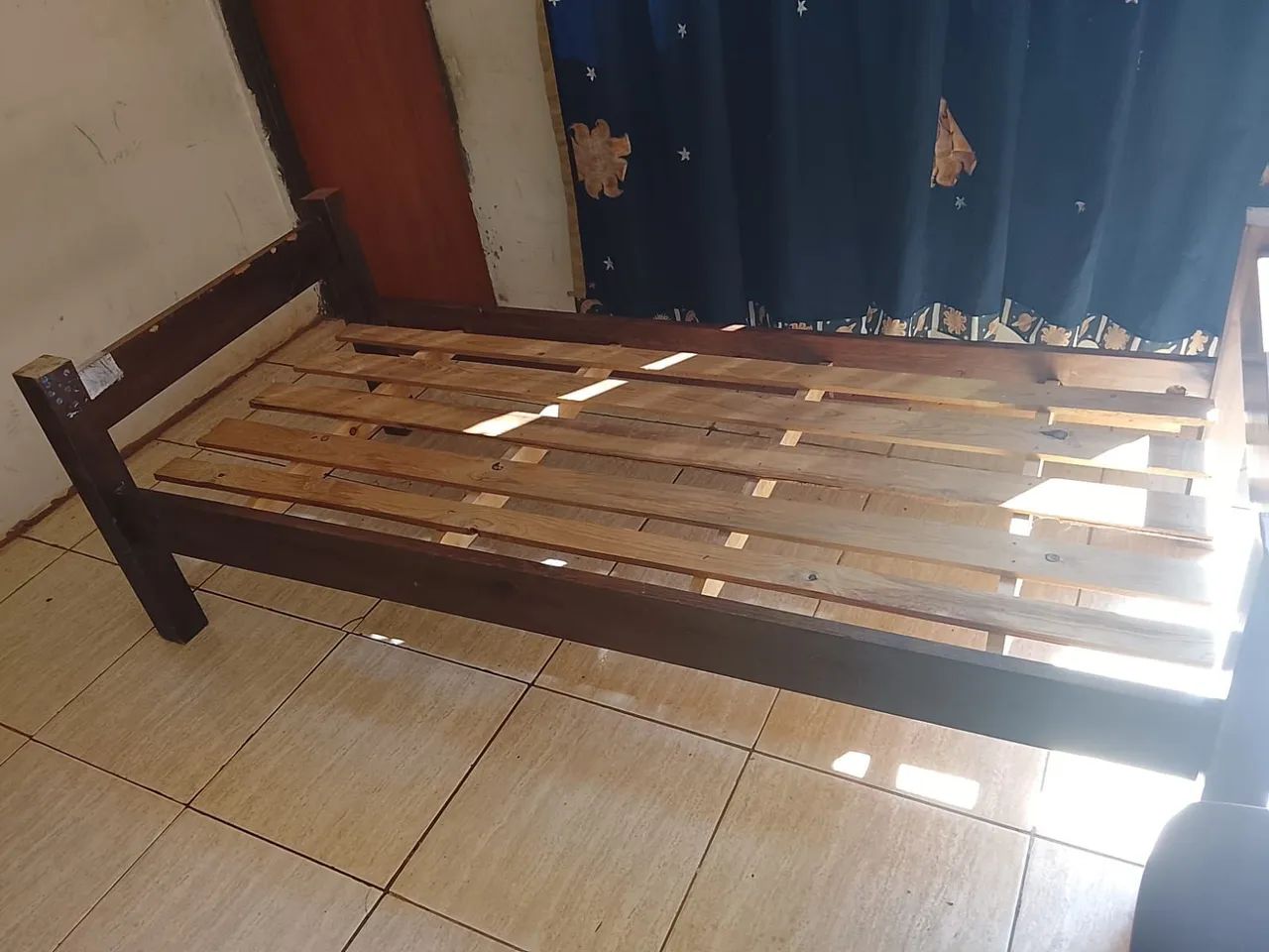 Cama de solteiro- madeira pura
