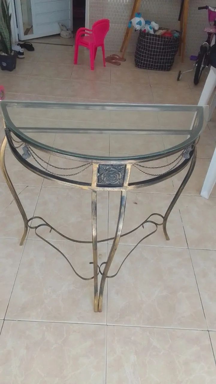 Vendo aparador de ferro com vidro