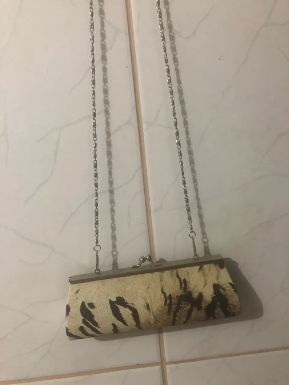 Bolsa pequena com alça prateada  - Foto 4