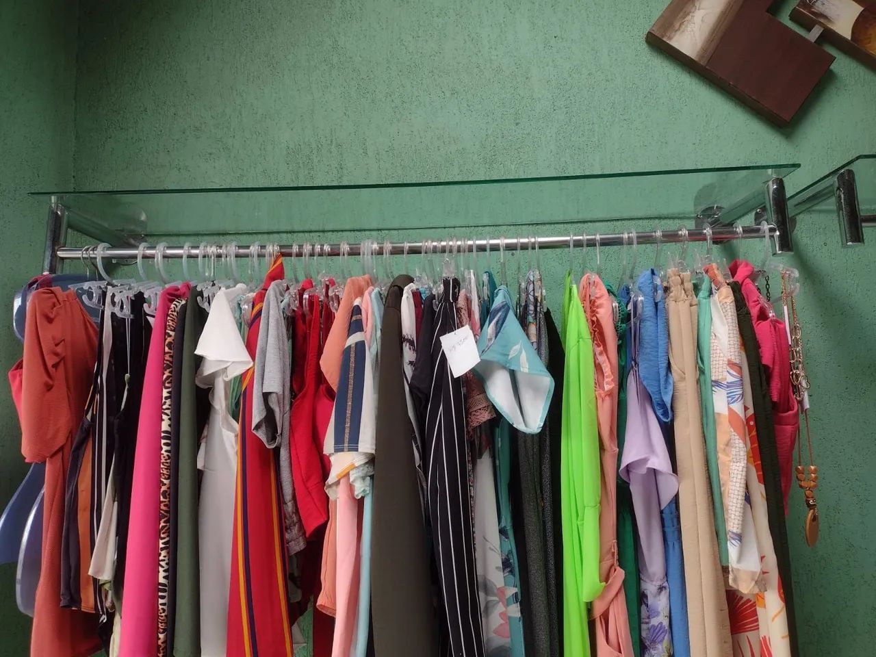 Vendo prateleira  de vidro com Arara.