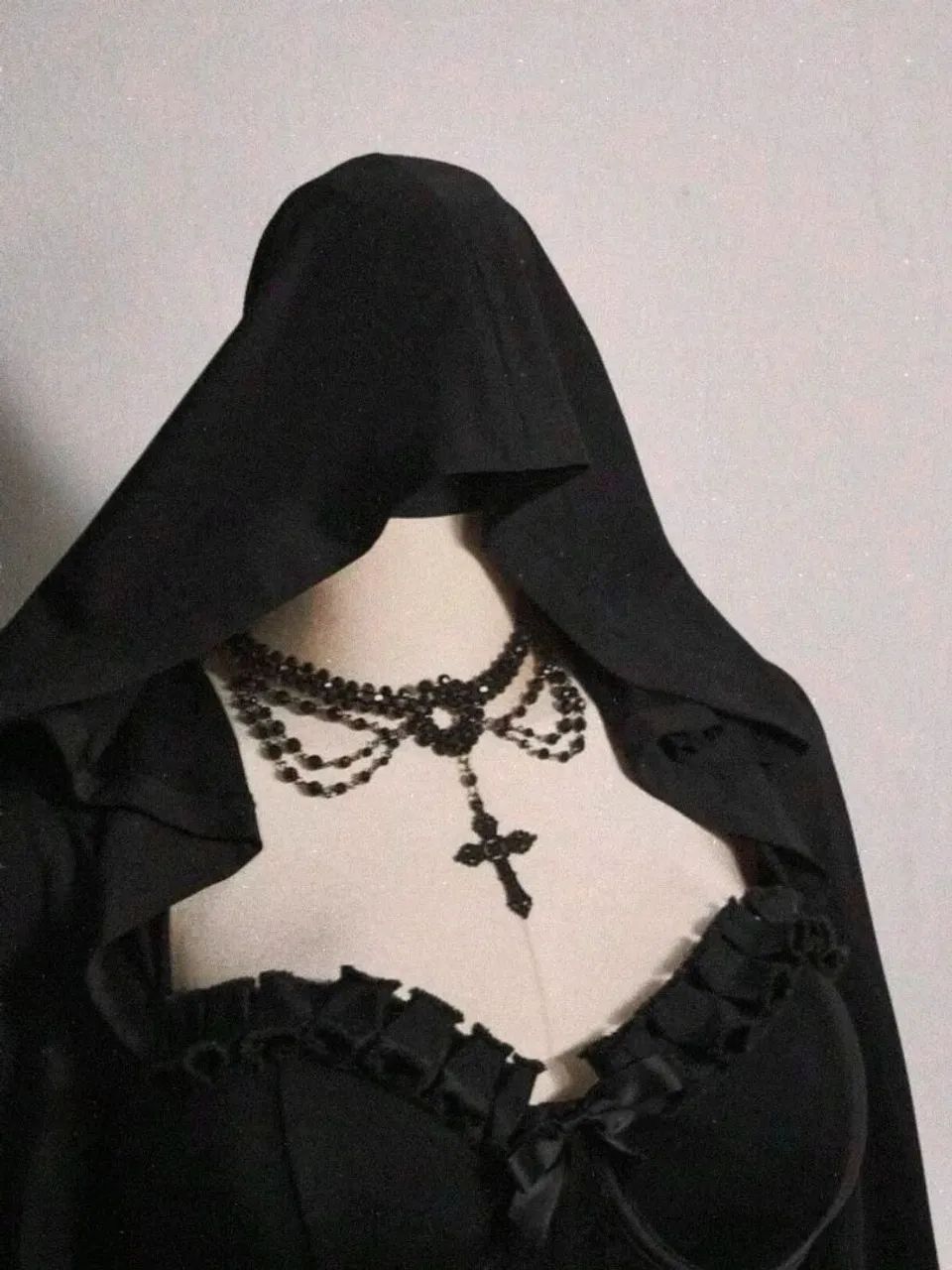 Vestido Preto com Capuz  - Foto 5