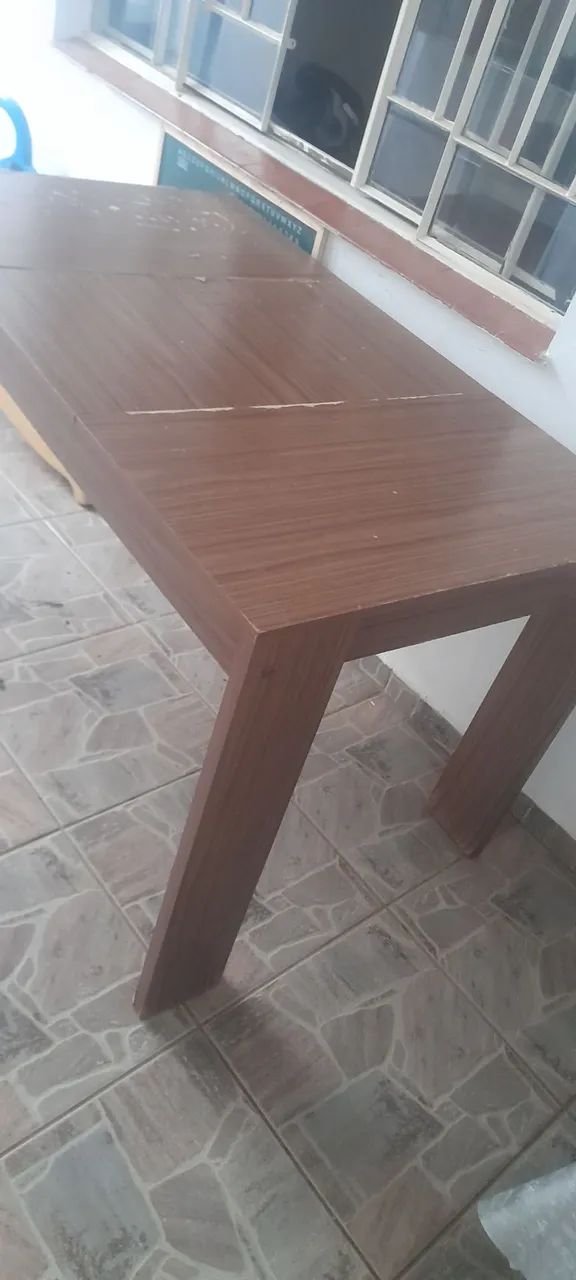 Mesa de madeira sem cadeiras