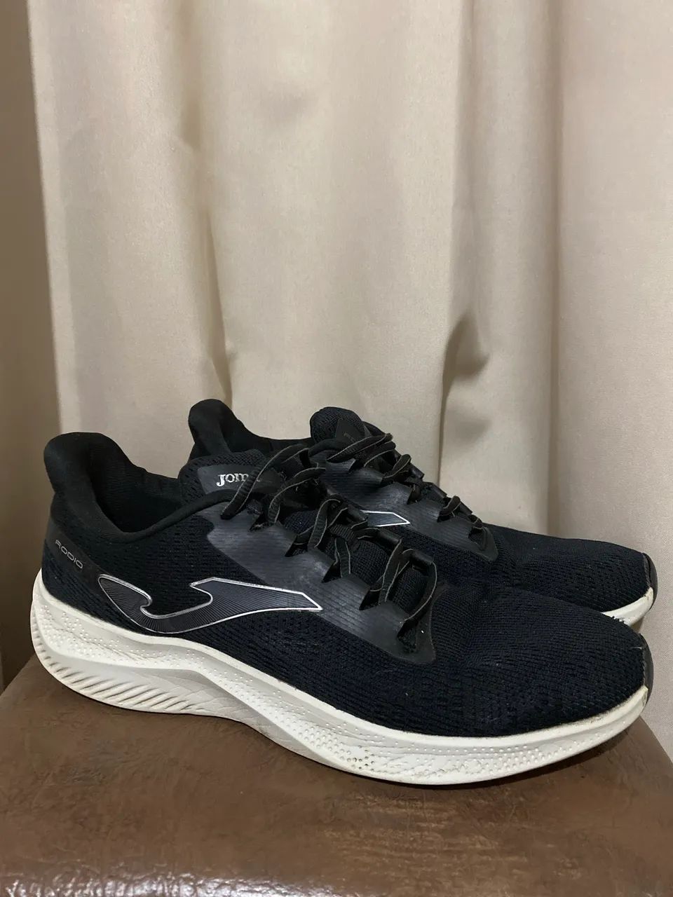 Tênis Joma masculino com marcas de uso no solado - Calçados