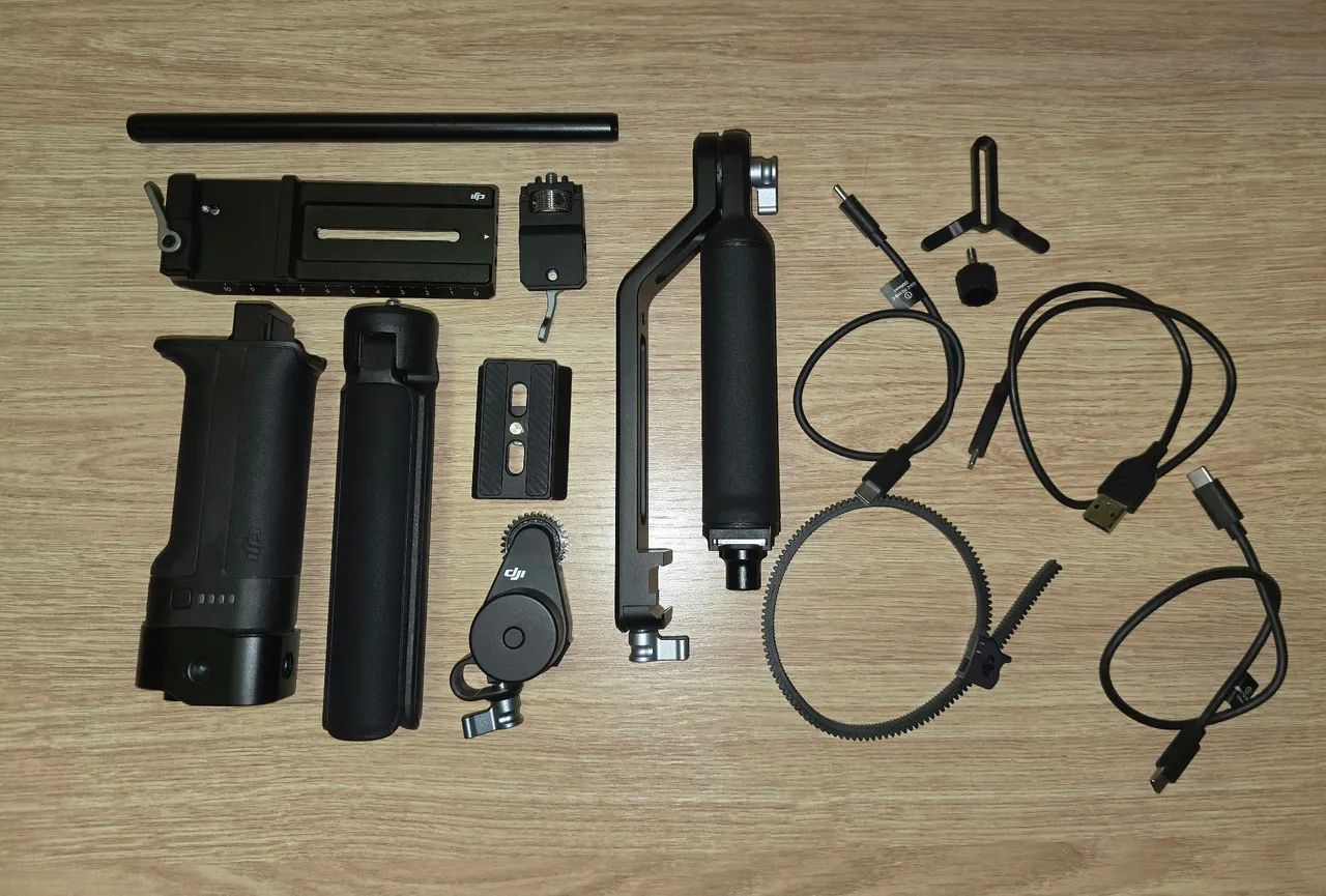 DJI RS3 COMBO - ACOMPANHA CASE E ACESSÓRIOS  - Foto 2