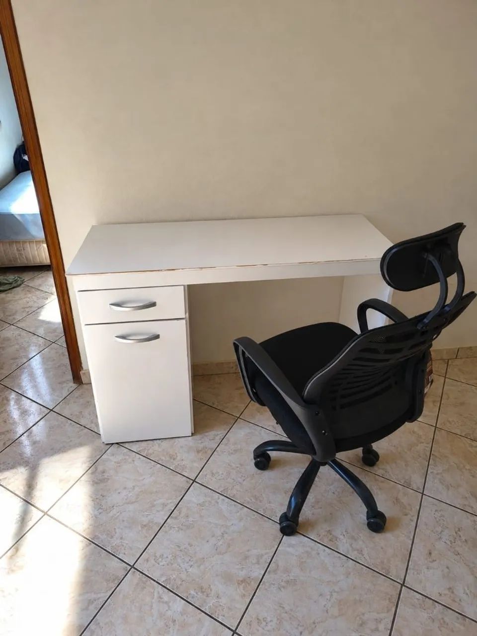 Mesa e cadeira de escritório 