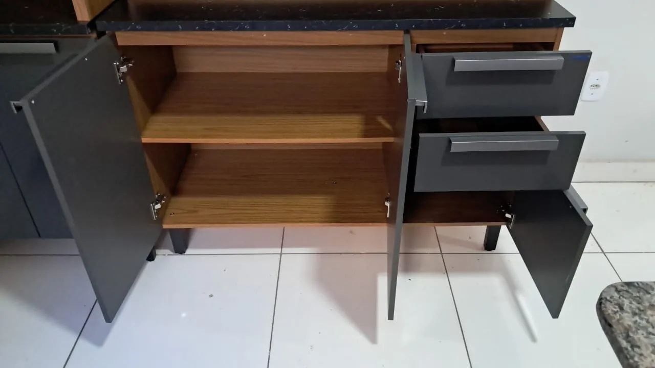 Armário de cozinha usado é bem conservado