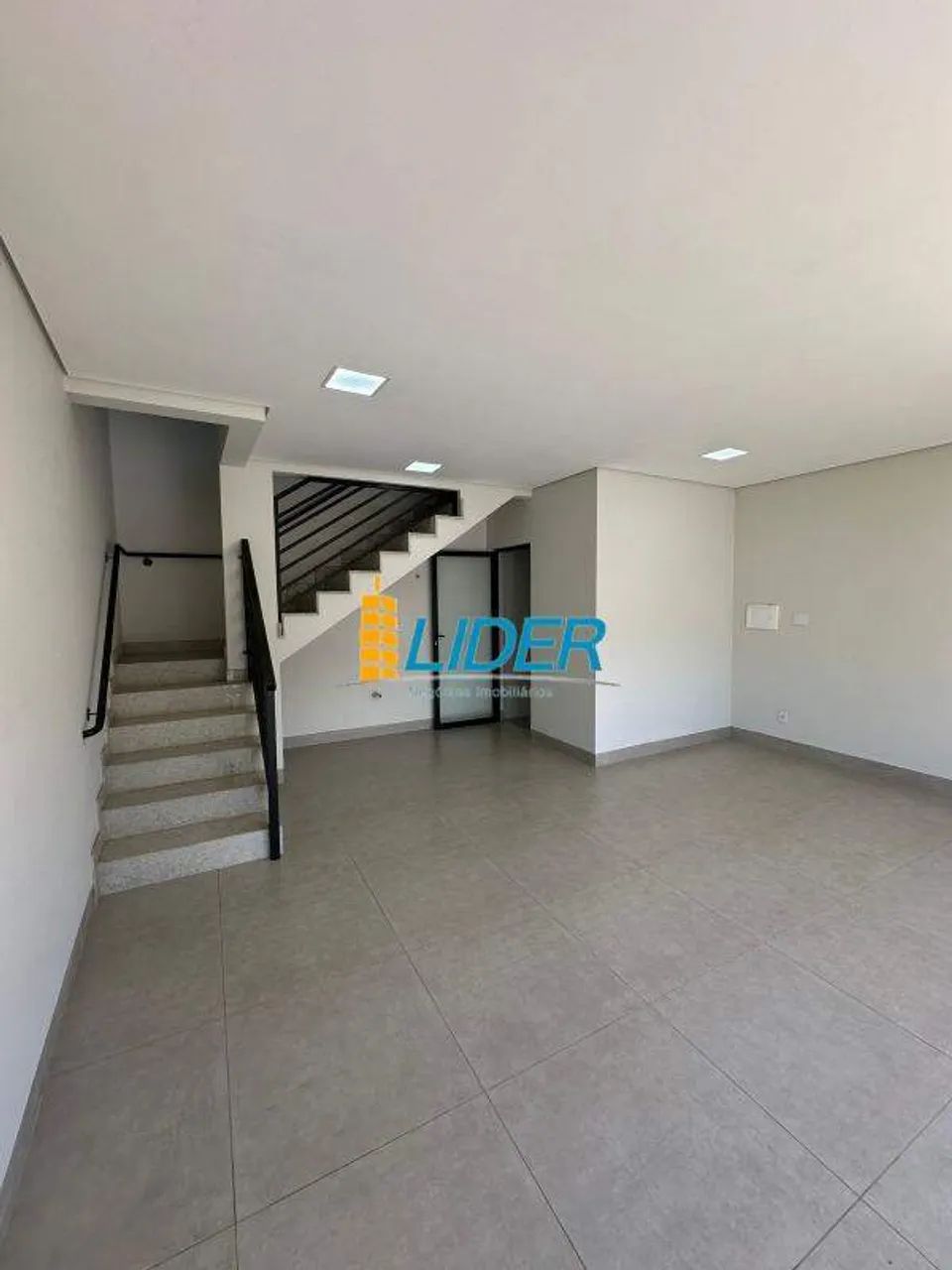 SALA COMERCIAL COM MEZANINO
