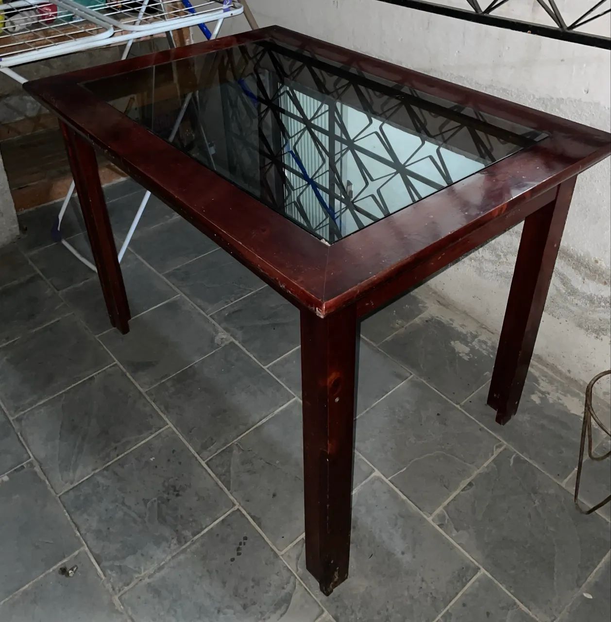Mesa de madeira com parte superior de vidro 