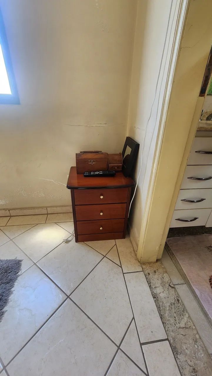 2 Mesas de cabeceira/ criado mudo com 3 gavetas 