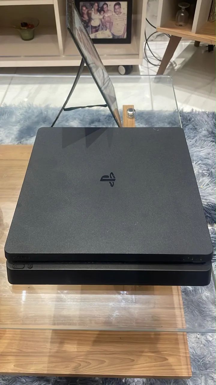 Ps4 com controle extra e vários jogos 