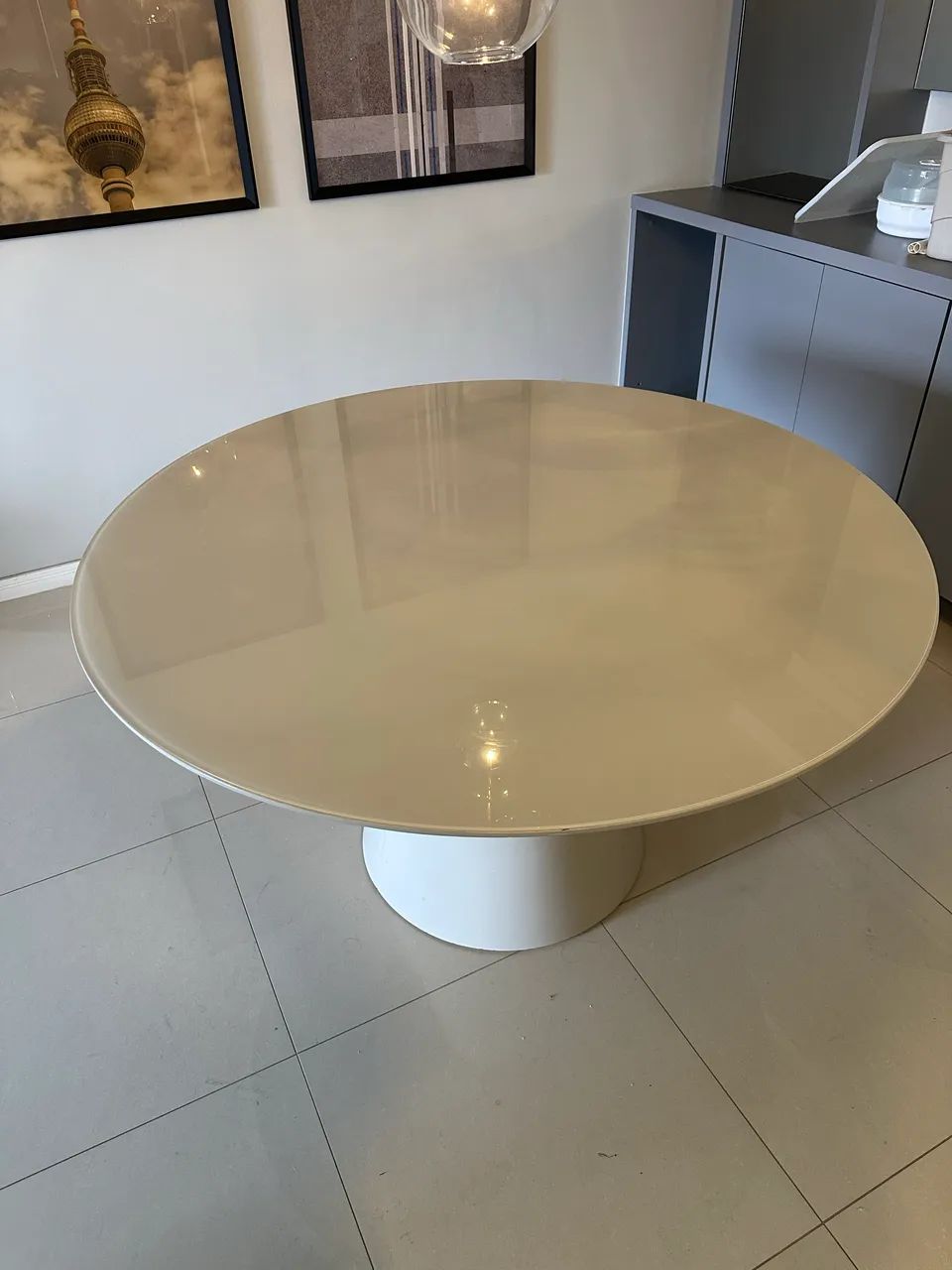 Mesa de jantar redonda com tampo de vidro 