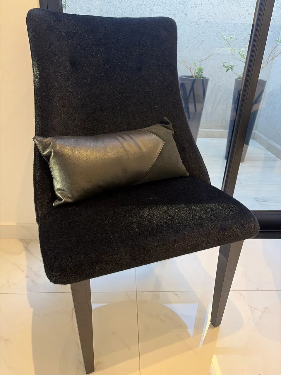 Poltronas preto couro pelo - Foto 2