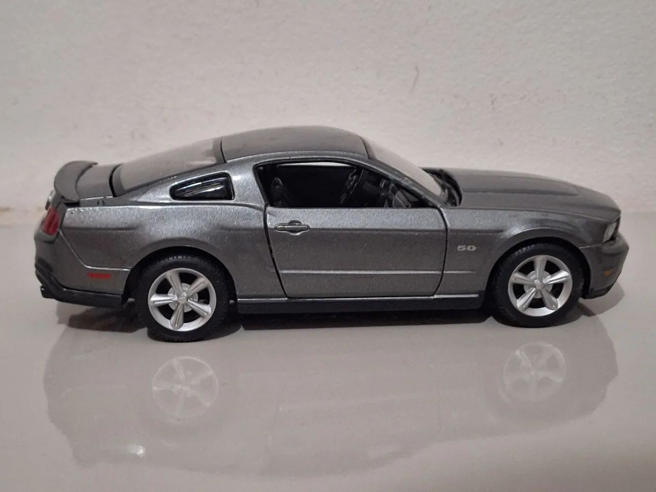 2011 Ford Mustang GT Escala 1/24 - Foto 3