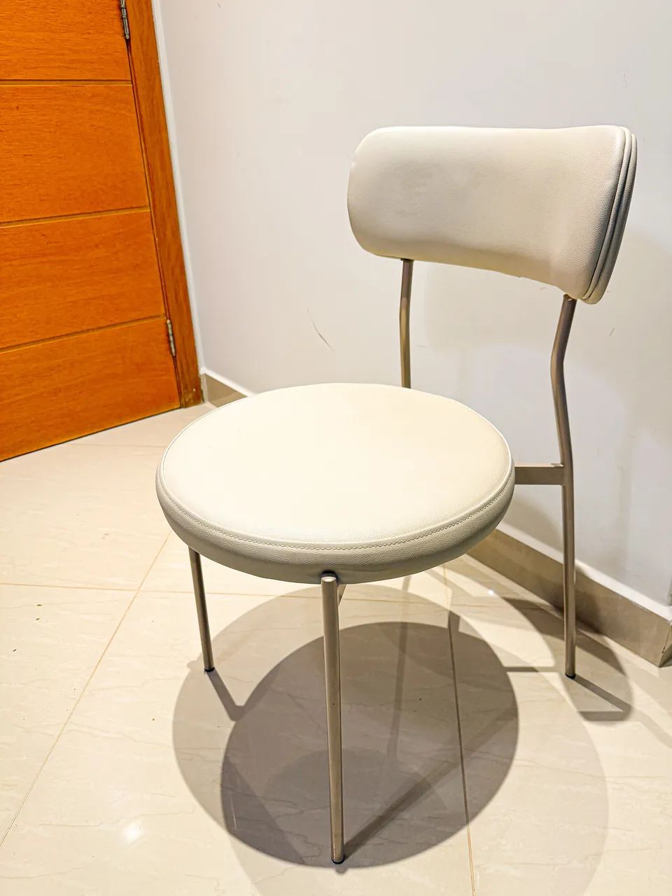 Mesa de Jantar e cadeiras - Off-White com Pés Champanhe - Foto 2
