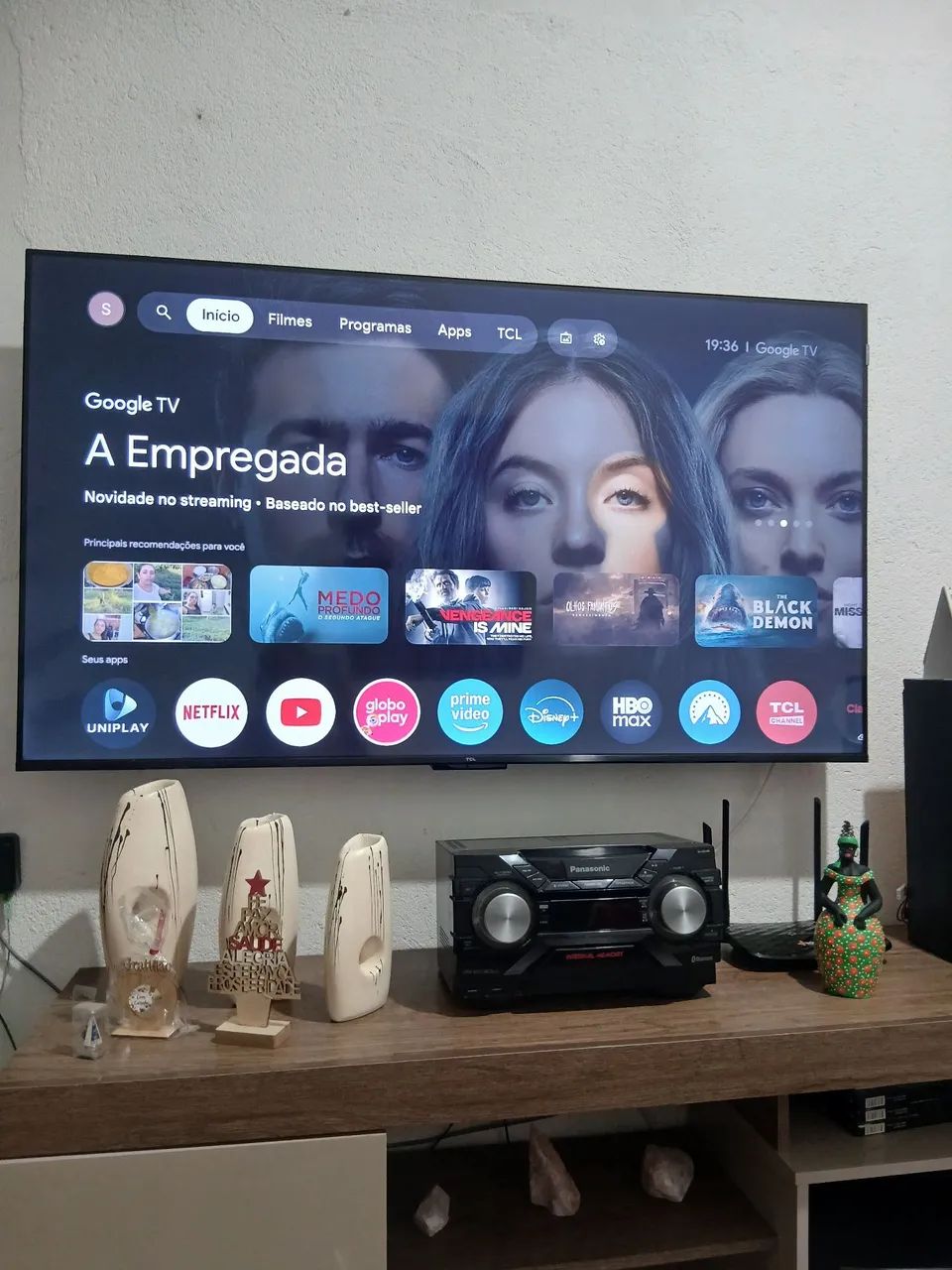 Vendo uma TV TCL 55 polegadas 4 meses de uso smart Bluetooth. 