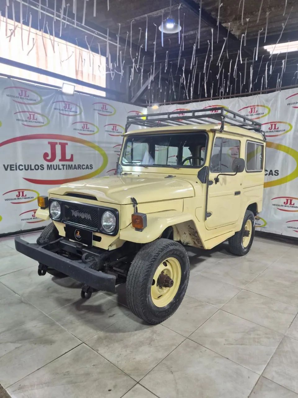 Toyota Band.Jipe Cap.de Aço Chas. Curto Diesel 1981