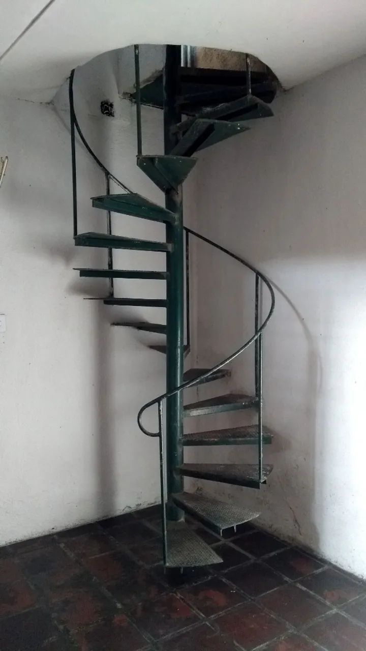 Robust 17-step iron spiral staircase with landing